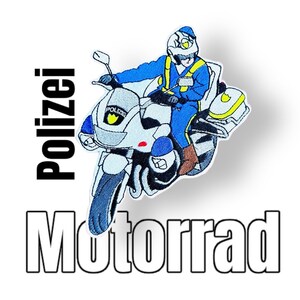 Könnte beinhalten: Ein gestickter Aufnäher mit einem Polizisten, der ein Motorrad fährt. Das Motorrad ist weiß mit blauen und gelben Akzenten. Der Polizist trägt eine blaue Uniform mit einem gelben Streifen und einen weißen Helm. Der Aufnäher zeigt "Polizei Motorrad" in schwarzer Schrift.