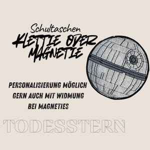 Könnte beinhalten: Beige Grafik mit einem Death Star-Design. Der Text enthält "Schultaschen KLETTE OVER MAGNETIE" und "TODESSTERN". Zusätzlicher Text lautet "PERSONALISIERUNG MÖGLICH GERN AUCH MIT WIDMUNG BEI MAGNETIES".