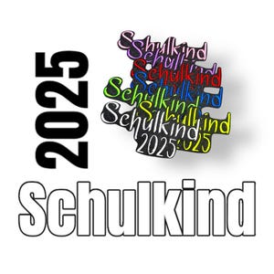 Könnte beinhalten: Schwarzer Text "2025" mit dem Wort "Schulkind" in weiß umrandetem Text darunter. Oberhalb des Textes befindet sich ein Stapel bunter "Schulkind"-Texte mit dem Jahr "2025" in schwarzem Text.