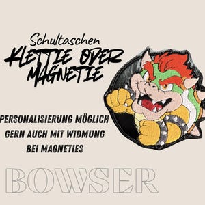 Könnte beinhalten: Ein Bowser-Aufnäher mit schwarzem Rand, der die Figur mit grünem Panzer, gelben Armen und roten Haaren zeigt. Der Text "Schultaschen KLETTE OVER MAGNETIE" und "BOWSER" sind ebenfalls sichtbar.