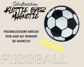 Klettie Magnet Fußball Fussball Schultasche Ranzen Schulranzen mit Klett oder magnetischem Metallplättchen personalisiert mit Name Button