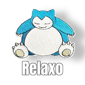 Könnte beinhalten: Gestickter Aufnäher mit einem blauen und weißen Snorlax-Pokémon-Charakter mit dem Text "Relaxo" darunter.