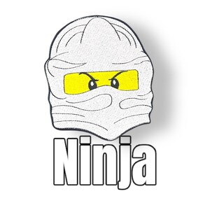 Könnte beinhalten: Gestickter Aufnäher mit einer weißen Ninja-Maske mit gelbem Augenschutz und schwarzen Augen. Das Wort "Ninja" ist in fetten, schwarzen Buchstaben unter der Maske aufgedruckt. Der Aufnäher ist für Kleidung oder Accessoires bestimmt.