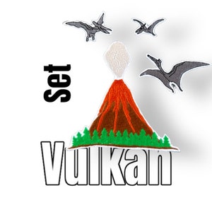 Könnte beinhalten: Gesticktes Patch-Set mit einem Vulkan mit oranger Lava, einem braunen Berg und grünen Bäumen. Drei graue Pterodaktylen fliegen darüber. Das Wort "Vulkan" steht unter dem Vulkan, mit dem Wort "Set" darüber.