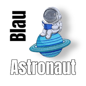 Könnte beinhalten: Ein gestickter Aufnäher mit einem Cartoon-Astronauten, der auf einem blauen Planeten mit Ringen sitzt. Der Astronaut trägt einen weißen Raumanzug und hält ein blaues Buch. Der Text "Blau Astronaut" befindet sich unter dem Bild.