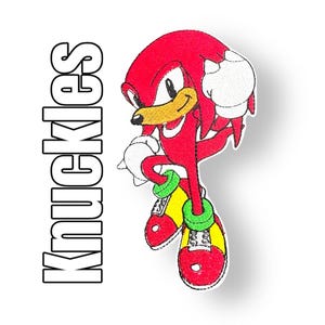 Könnte beinhalten: Roter und weißer gestickter Aufnäher von Knuckles dem Echidna aus der Videospielserie Sonic the Hedgehog. Der Aufnäher zeigt Knuckles in einer Kampfpose mit seinen charakteristischen roten Handschuhen und grünen Armbändern. Der Text "Knuckles" ist in weißen Buchstaben auf der linken Seite des Aufnähers geschrieben.