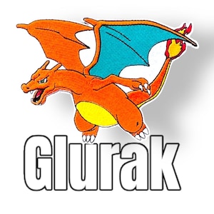 Könnte beinhalten: Ein orangefarbener und blauer gestickter Aufnäher mit einem Cartoon-Drachen mit Flammen am Schwanz. Der Text "GLURAK" befindet sich unter dem Drachen.