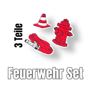 Könnte beinhalten: Ein Set aus drei gestickten Bügelbildern mit einem roten Hydranten, einem roten Feuerwehrschlauch und einem roten und weißen Verkehrskegel. Die Patches sind mit "Feuerwehr Set" und "3 Teile" beschriftet.