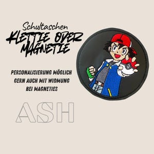 Klettie Magneti Ash Pokemon Pikachu f. Schultasche Ranzen Schulranzen m. Klett magnetischem Metallpl. personalisiert Name Button Tornister