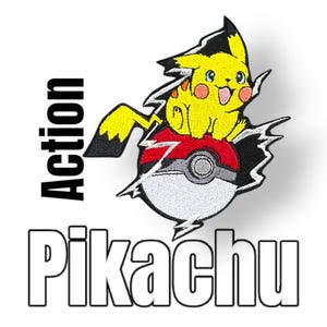 Könnte beinhalten: Ein gestickter Aufnäher mit Pikachu, einem gelben Elektro-Pokémon, das aus einem Pokéball bricht. Der Aufnäher ist schwarz, weiß, rot und gelb. Der Text "Action" befindet sich links vom Aufnäher und "Pikachu" darunter.