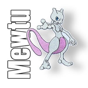 Könnte beinhalten: Weißer und rosa gestickter Aufnäher eines Pokemon-Charakters, Mewtwo, mit dem Wort "MEWTWO" vertikal in Weiß geschrieben.