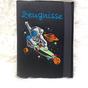 Zeugnismappe „Astro-Skater“ individuell mit Namen personalisierbar in neon und silber Effekten coole Jungen Mappe für Zeugnisse Weltall All