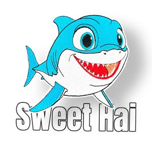 Könnte beinhalten: Ein blauer und weißer Cartoon-Hai mit einem großen Lächeln und dem Text "Sweet Hai" darunter.