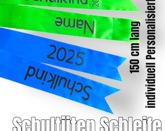 Może przedstawiać: Zielone i niebieskie wstążki z czarnym tekstem. Zielona wstążka mówi "Schulkind 2025". Niebieska wstążka mówi "Schulkind 2025" i "Name". Widoczny jest również tekst "150 cm długości" i "Indywidualnie personalizowany".