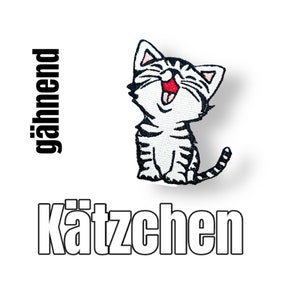 Könnte beinhalten: Ein schwarz-weißes Cartoon-Kätzchen mit gestreiftem Schwanz gähnt mit offenem Maul. Der Text "Kätzchen gähnend" befindet sich unter dem Kätzchen.