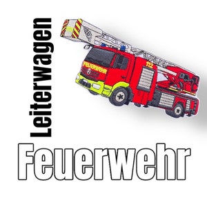 Könnte beinhalten: Rotes und weißes Feuerwehrauto mit einer Leiter, die Worte "Feuerwehr" und "112" stehen an der Seite des Fahrzeugs. Das Fahrzeug befindet sich auf einem weißen Hintergrund.