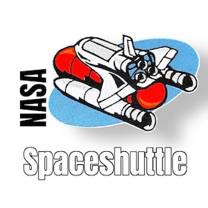 Könnte beinhalten: Ein gestickter Patch mit einem Cartoon-Space-Shuttle in Weiß und Rot vor blauem Hintergrund. Der Text "NASA" befindet sich auf der linken Seite des Patches und "Spaceshuttle" unterhalb des Shuttles.