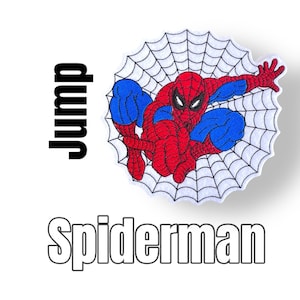 Könnte beinhalten: Roter und blauer gestickter Aufnäher von Spiderman, der an einem weißen Netz schwingt. Der Text "Jump" befindet sich links und "Spiderman" unten.