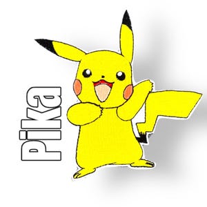 Könnte beinhalten: Gelber gestickter Comic-Charakter Pikachu mit dem Wort "Pika" in weißem Text.