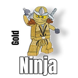 Könnte beinhalten: Gestickter Aufnäher mit einer goldenen Ninja-Figur mit gelbem Gesicht und silbernen Akzenten. Der Ninja hält eine Waffe und ein Schwert. Das Wort "Gold" ist vertikal links und "Ninja" unten aufgedruckt.