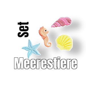 Könnte beinhalten: Set mit vier gestickten Bügelbildern mit einem Seestern, einer Muschel, einer Muschel und einem Seepferdchen. Die Patches sind in Blautönen, Gelb, Rosa und Orange. Der Text "Set Meerestiere" ist unter den Patches sichtbar.