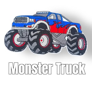 Könnte beinhalten: Ein blauer und roter Monstertruck mit Flammen an der Seite. Der Truck hat große Reifen und ein weißes Dach mit Lichtern. Der Truck ist auf einem weißen Hintergrund gestickt.