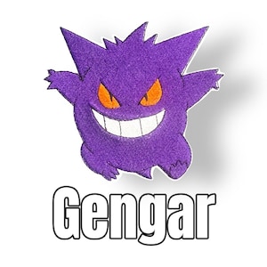Könnte beinhalten: Ein lila gestickter Gengar-Aufnäher mit orangefarbenen Augen und einem breiten Grinsen. Das Wort "Gengar" ist in einer fetten, umrandeten Schrift unter der Figur gedruckt. Das Design befindet sich auf weißem Hintergrund.