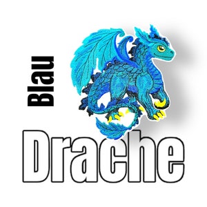 Könnte beinhalten: Blauer gestickter Drache mit gelben Akzenten und dem Text "Blau Drache" in Schwarz.