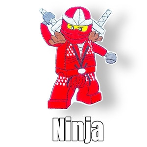 Könnte beinhalten: Gestickter Aufnäher mit einem roten Ninja-Charakter mit weiß-rotem Helm, gelben Augen und zwei Schwertern. Das Wort "Ninja" ist in schwarzen Blockbuchstaben darunter gedruckt.