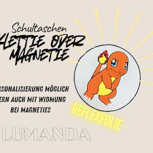 Könnte beinhalten: Ein orangefarbener Charmander-Stickpatch auf hellbeigem Hintergrund. Der Patch befindet sich in einem weißen Kreis mit einer gelben Flamme auf dem Schwanz. Der Text enthält "Schultaschen Klettie Over Magnetie" und "Personalisierung möglich".