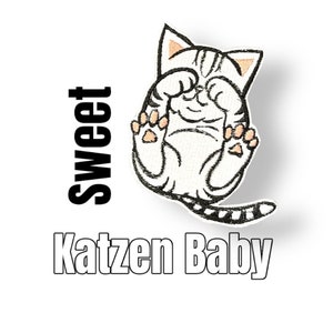 Könnte beinhalten: Ein gestickter Aufnäher mit einem Cartoon-Katzen, das seine Pfoten vor die Augen hält. Der Text "Sweet Katzen Baby" befindet sich unter der Katze.