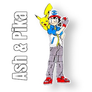 Könnte beinhalten: Gestickter Aufnäher mit Ash Ketchum von Pokemon, der ein blau-weißes Hemd, graue Hosen und eine rot-weiße Baseballkappe trägt. Er hält einen roten Pokéball und Pikachu sitzt auf seiner Schulter.