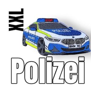 Könnte beinhalten: Ein gestickter Aufnäher mit einem deutschen Polizeiauto, einem BMW, in Blau und Weiß. Das Wort "POLIZEI" ist in großen Buchstaben unter dem Auto geschrieben. Das Auto hat ein blaues Blaulicht auf dem Dach und das Wort "STOP" in roten Buchstaben. Das Auto hat ein Nummernschild mit der Aufschrift "BMW 110".