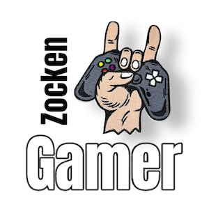 Könnte beinhalten: Ein schwarzer und grauer Videospiel-Controller mit einer Hand, die das Rock'n'Roll-Handzeichen macht. Der Text "Zocken Gamer" ist in schwarzen Buchstaben geschrieben.