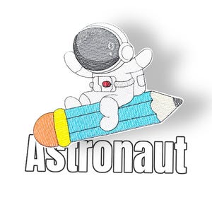 Könnte beinhalten: Ein gestickter Aufnäher mit einem weißen Astronauten, der auf einem blauen Bleistift reitet, mit dem Wort "Astronaut" darunter.