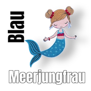 Könnte beinhalten: Blauer gestickter Aufnäher einer Meerjungfrau mit braunen Haaren, rosa Schleifen und einem blauen Schwanz mit weißen Punkten. Der Text "Blau Meerjungfrau" befindet sich unter der Meerjungfrau.