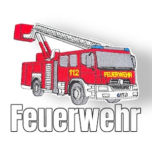 Könnte beinhalten: Roter und grauer gestickter Aufnäher eines Feuerwehrautos mit einer Leiter, die Worte "Feuerwehr" und "112" an der Seite. Der Text "Feuerwehr" befindet sich auch unter dem Auto.