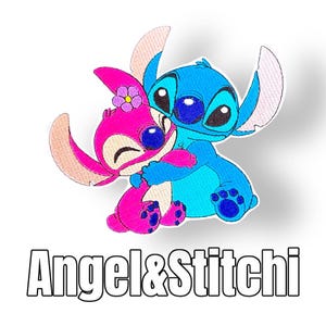 Könnte beinhalten: Gestickter Aufnäher mit den Figuren Angel und Stitch aus dem Zeichentrickfilm Lilo & Stitch. Angel ist rosa mit einer Blume auf dem Kopf und umarmt Stitch, der blau ist. Der Text "Angel&Stitchi" steht unter den Figuren.