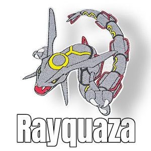 Könnte beinhalten: Gestickter Aufnäher mit Rayquaza, einer schlangenartigen Kreatur mit grauen, gelben und roten Akzenten. Der Aufnäher hat ein detailliertes Design mit dem Namen "Rayquaza" in fetten, weißen Buchstaben unten. Auf weißem Hintergrund.