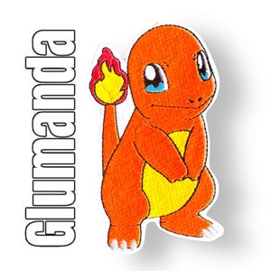 Könnte beinhalten: Ein orangefarbener und gelber gestickter Aufnäher mit einem Cartoon-Charakter mit einem Flammenschwanz. Der Charakter hat eine rote Nase und blaue Augen. Der Text "Glumanda" ist in Weiß auf der linken Seite des Bildes geschrieben.