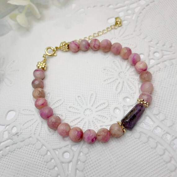 ハンドメイドのスギライトブレスレット。ピンクと紫の宝石に14K 