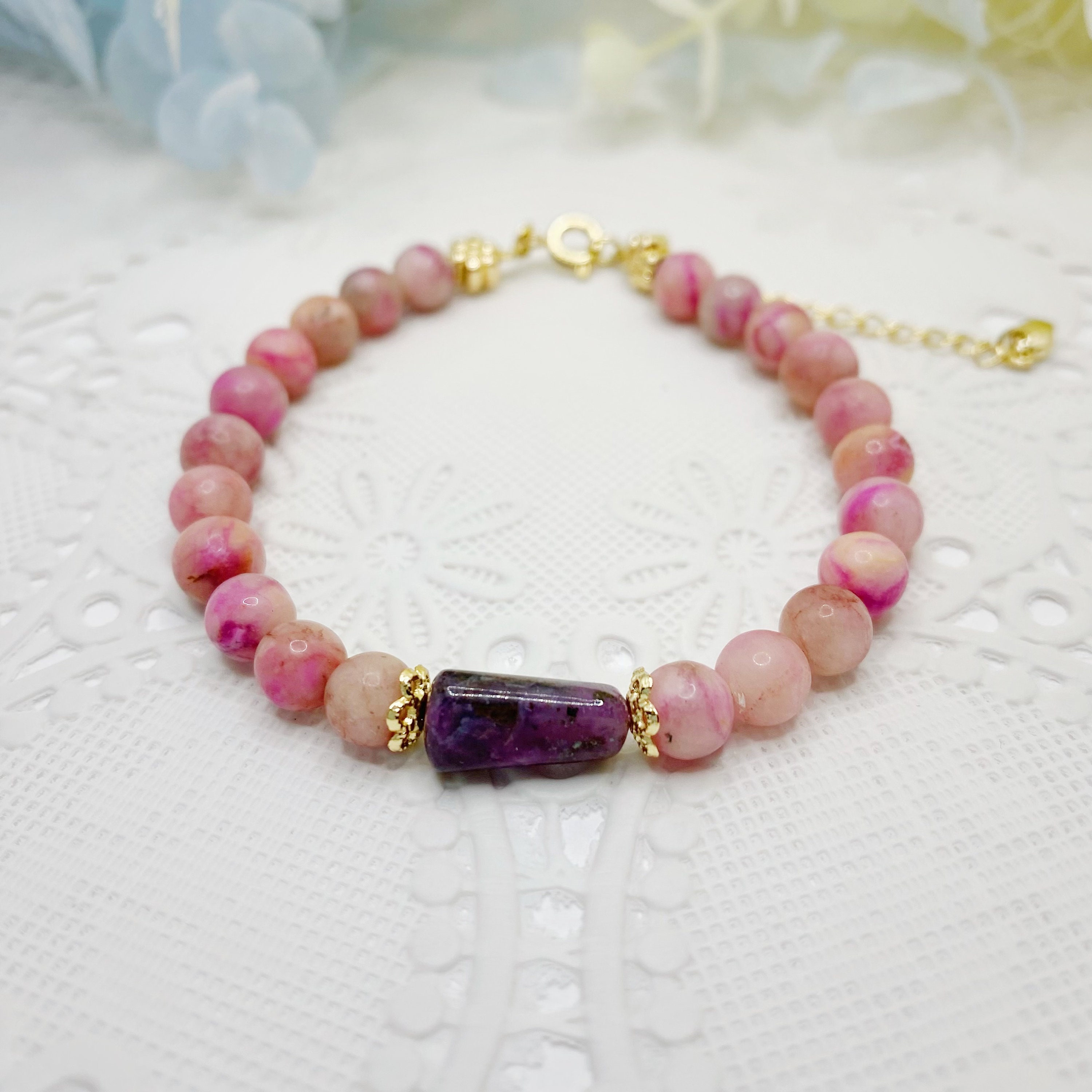 ハンドメイドのスギライトブレスレット。ピンクと紫の宝石に14K 