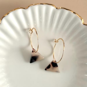 Orecchini a cerchio placcati oro con pendenti triangolari in acrilico / orecchini a cerchio sottili dorati / orecchini in acetato acrilico effetto tartaruga / regalo per la fidanzata