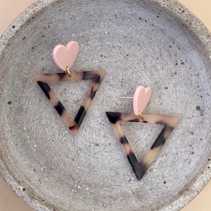 große Statement Ohrringe mit Acryl Ohrstecker und Schildpatt Anhänger / rosa Herz Ohrringe / Schildpatt Muster Schmuck / Geschenk Freundin