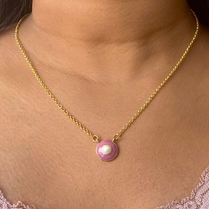 Gold-plated necklace with round pearl pendant / minimalist gold necklace with purple pendant / necklace with medallion / gift