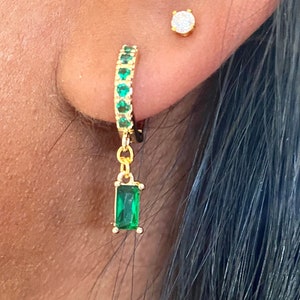 gold-plated, small hoop earrings with green zirconia stone / gold-plated huggie hoop earrings / boho earrings with green pendant / green crystal stone