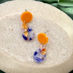 Pendientes acrílicos coloridos en naranja y azul / pendientes acrílicos coloridos / pendientes de bloques de color / pendientes llamativos de carey / regalo