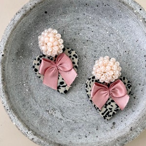 Boucles d'oreilles nœud rose avec pendentif cœur / aspect jaspe dalmatien / boucles d'oreilles clous perles / boucles d'oreilles motif écaille de tortue / cadeau pour petite amie