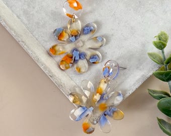 bunte Blumen Statement Ohrringe mit transparenten Ohrstecker und Blumen Anhänger aus Kunststoff Acetat / bunte Ohrringe hängend / Geschenk