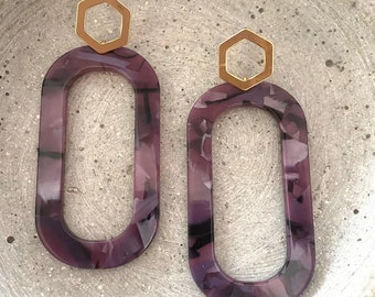 lila Ohrringe aus Acryl / vergoldet Ohrstecker / lange Hängeohrringe mit Anhänger / bunt Statement Schmuck / große Acryl Ohrringe / Geschenk